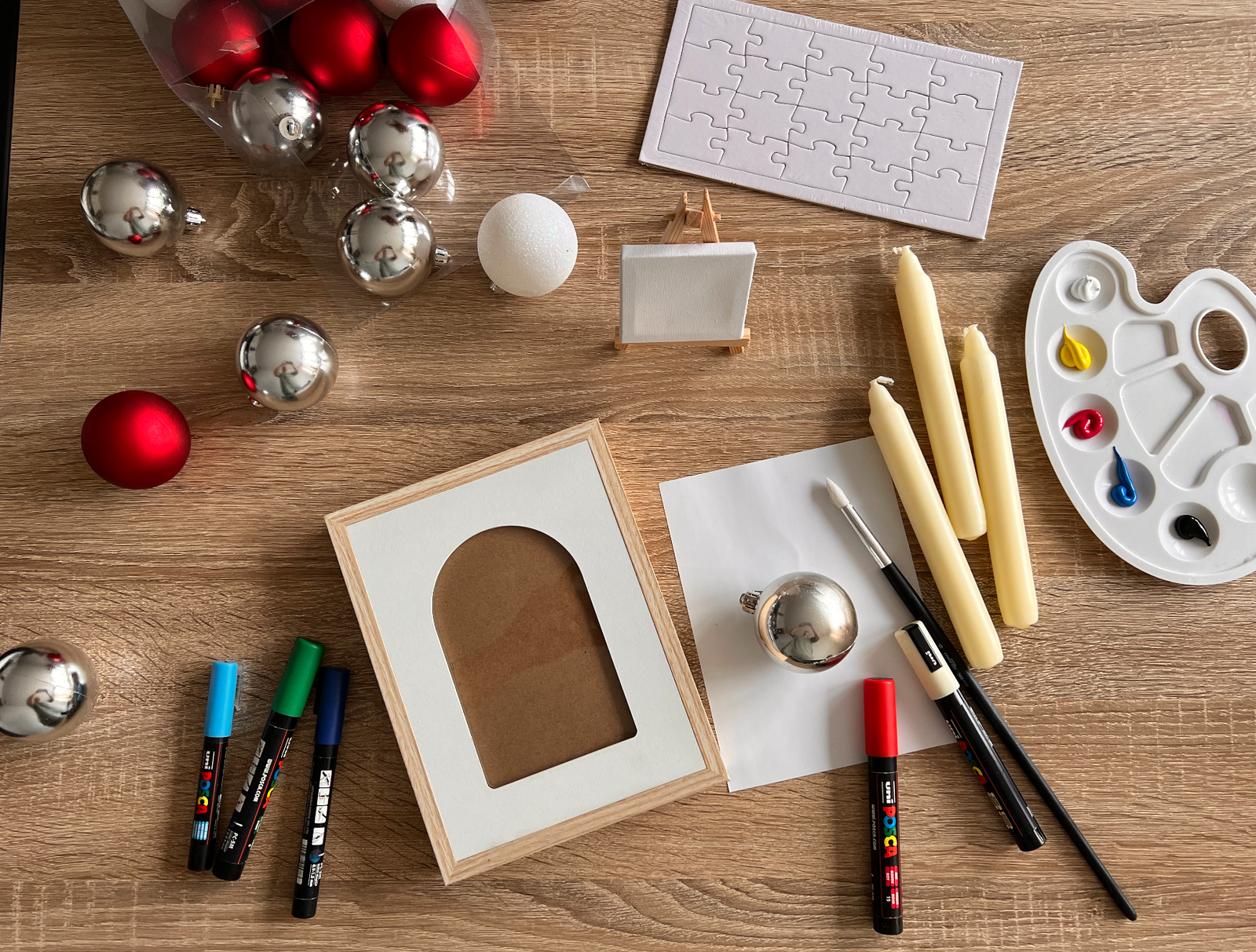 atelier créatif, activité entre amis, sortir à Tours, décoration de Noël personnalisée, Boules de Noël uniques, Art festif , DIY décorations de Noël