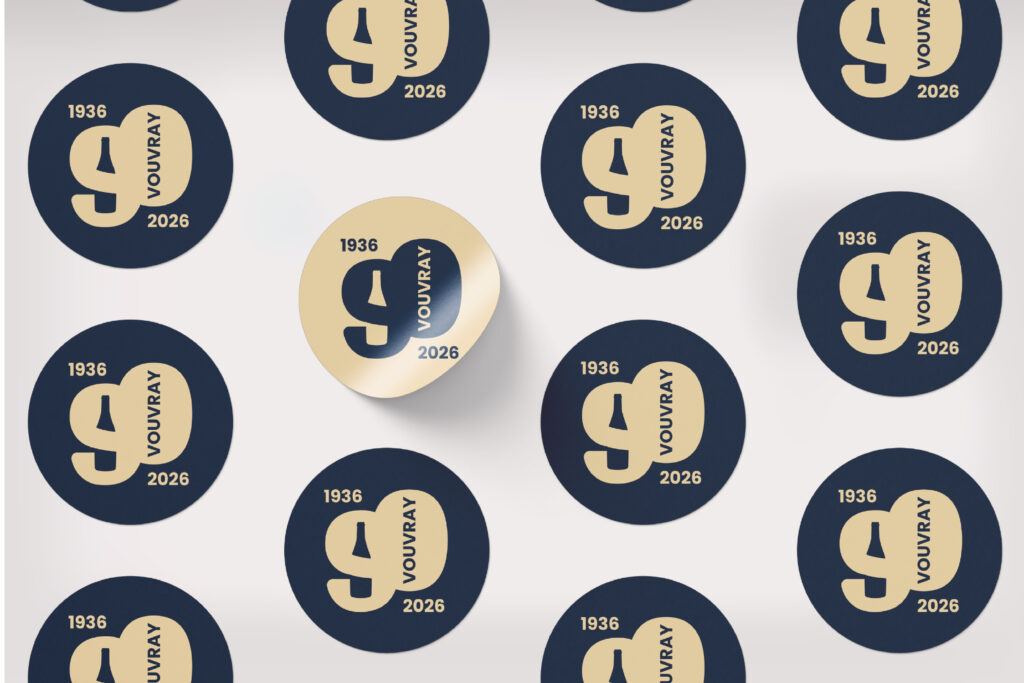 90 ans Vouvray AOC appellation vin vigneron Touraine logo identité visuelle charte graphique graphiste agence de communication sticker motif mockup