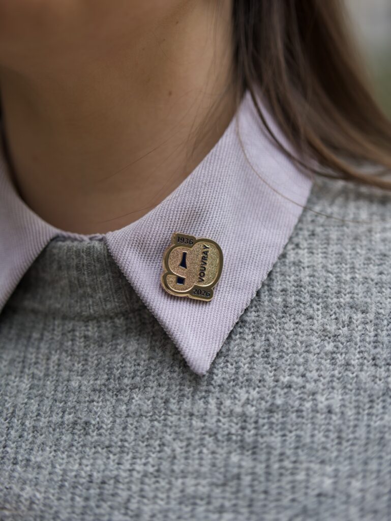 90 ans Vouvray AOC appellation vin vigneron Touraine logo identité visuelle charte graphique graphiste agence de communication sticker motif mockup photographe anniversaire logo