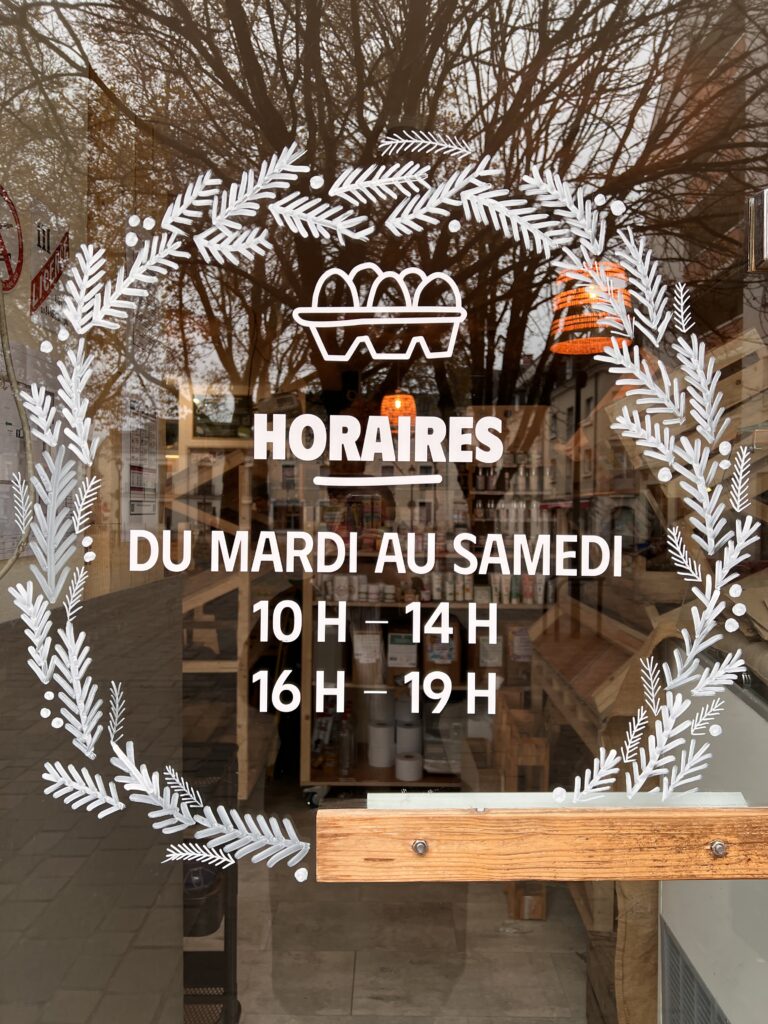 vitrine Tours Touraine illustration décoration Noël dessin illustratrice graphiste • illustration de vitrine • illustration vitrine commerce • vitrine illustrée • décoration vitrine sur mesure • illustration sur mesure vitrine • communication vitrine commerce • habillage de vitrine original • vitrine créative boutique • publicité pour petite entreprise • graphisme, • graphiste, • agence de communication Tours.